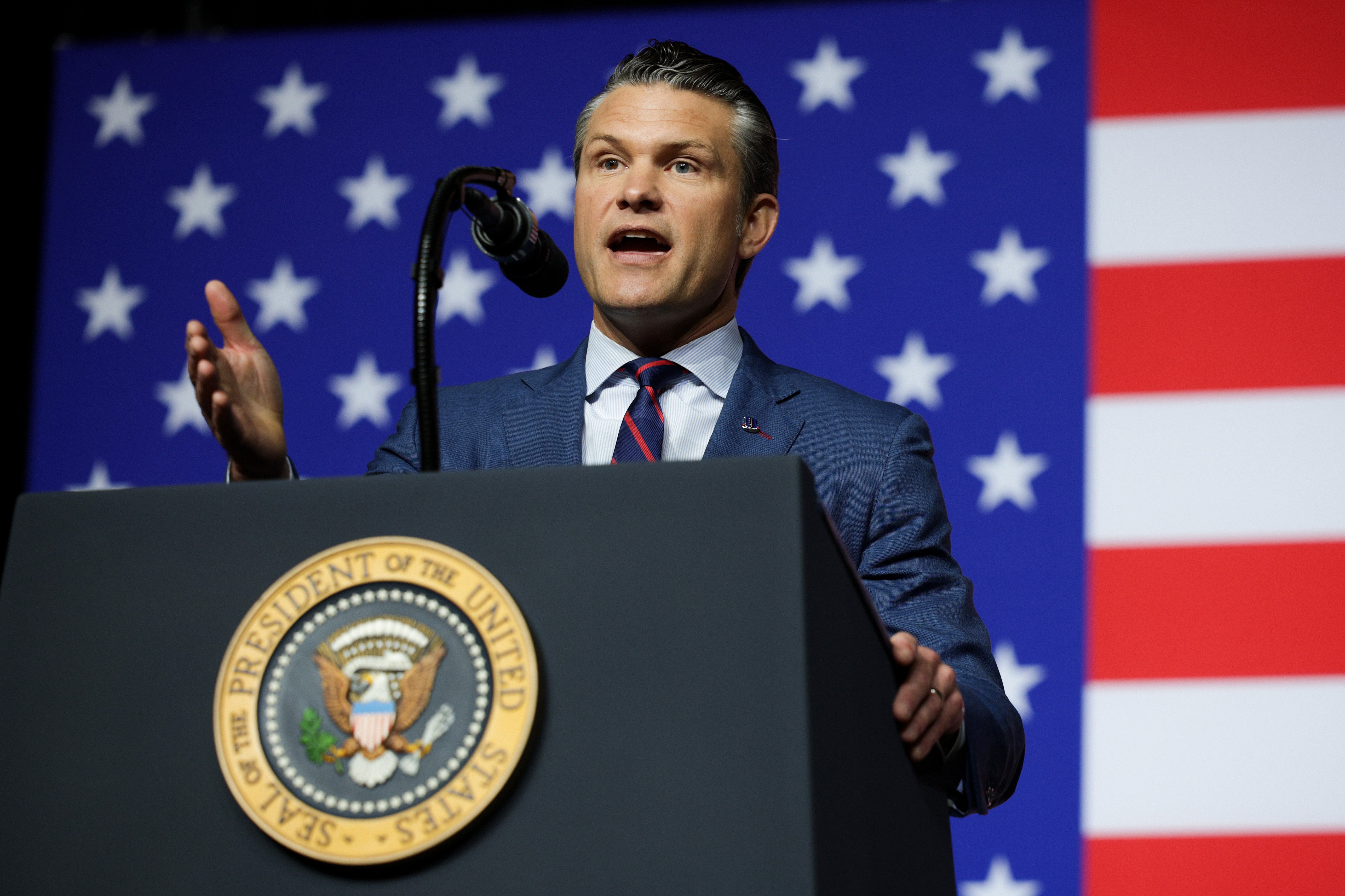 Pod vodstvom Donalda Trumpa, ministar obrane Pete Hegseth naredio je četvrti štrajk na navodnom brodu za prijevoz drogama, ubijajući četiri na brodu, nakon što je uprava proglasila da se SAD bavi 'oružanim sukobom' s kartelima