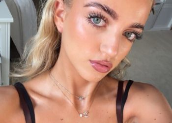 Princeza Andre, 18, ima neobičnu sličnost s mamom Katie Price dok ona pogađa sličnu pozu u racy selfie