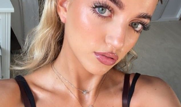 Princeza Andre, 18, ima neobičnu sličnost s mamom Katie Price dok ona pogađa sličnu pozu u racy selfie