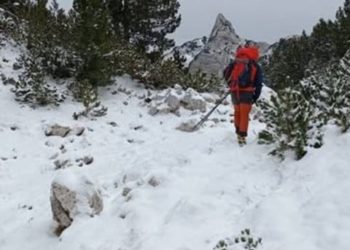 Pripadnici GSS Prenj vrše evakuaciju starije osobe i stoke