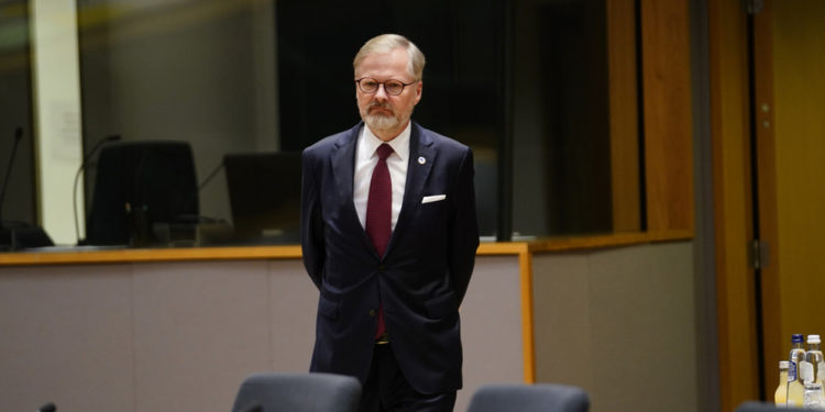 Pro-EU Češki premijer priznaje poraz izbora-RT World News