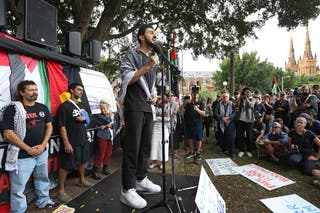 Sumud Flotilla aktivist Abubakir Rafiq govori tijekom skupa za Gazu u Hyde Parku