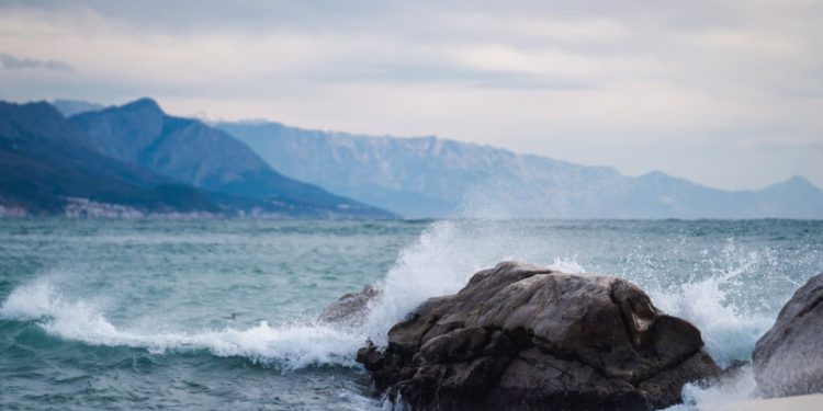 Problemi u prometu na moru i kopnu: U prekidu brojne pomorske linije