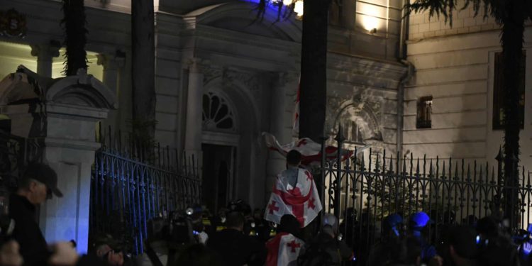 Proruska stranka pobijedila na izborima u Gruziji: Prosvjednici napali predsjedničku palaču