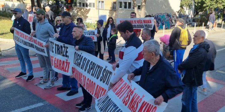 Prosvjed na Plokitama: Za ključni problem Siromašne bori se niti 50-ak stanara