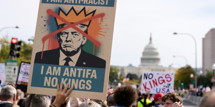 Prosvjedi ‘No Kings’ prolaze u festivalskom ozračju dok se procjenjuje da se oko 7 milijuna diljem SAD-a okuplja protiv Trumpovog ‘autoritarizma’