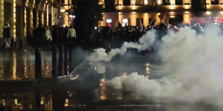 Prosvjednici Storm predsjednička palača u Gruziji (videozapisi) – RT Rusija i bivši Sovjetski Savez