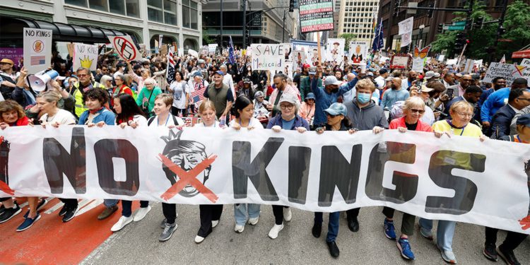 Prosvjednici diljem zemlje održavaju skupove ‘No Kings’ usred zatvaranja vlade