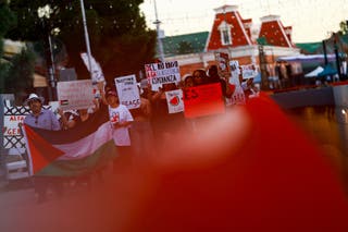 Pro-palestinski demonstranti tijekom prosvjeda imaju znakove kako bi osudili presretanje izraelskih snaga na nekih plovila globalne flotile Sumud koja ima za cilj doći do Gaze i razbiti mornaričku blokadu Izraela, u blizini međunarodnog mosta Paso del Norte u Ciudad Juarezu, Mexiso