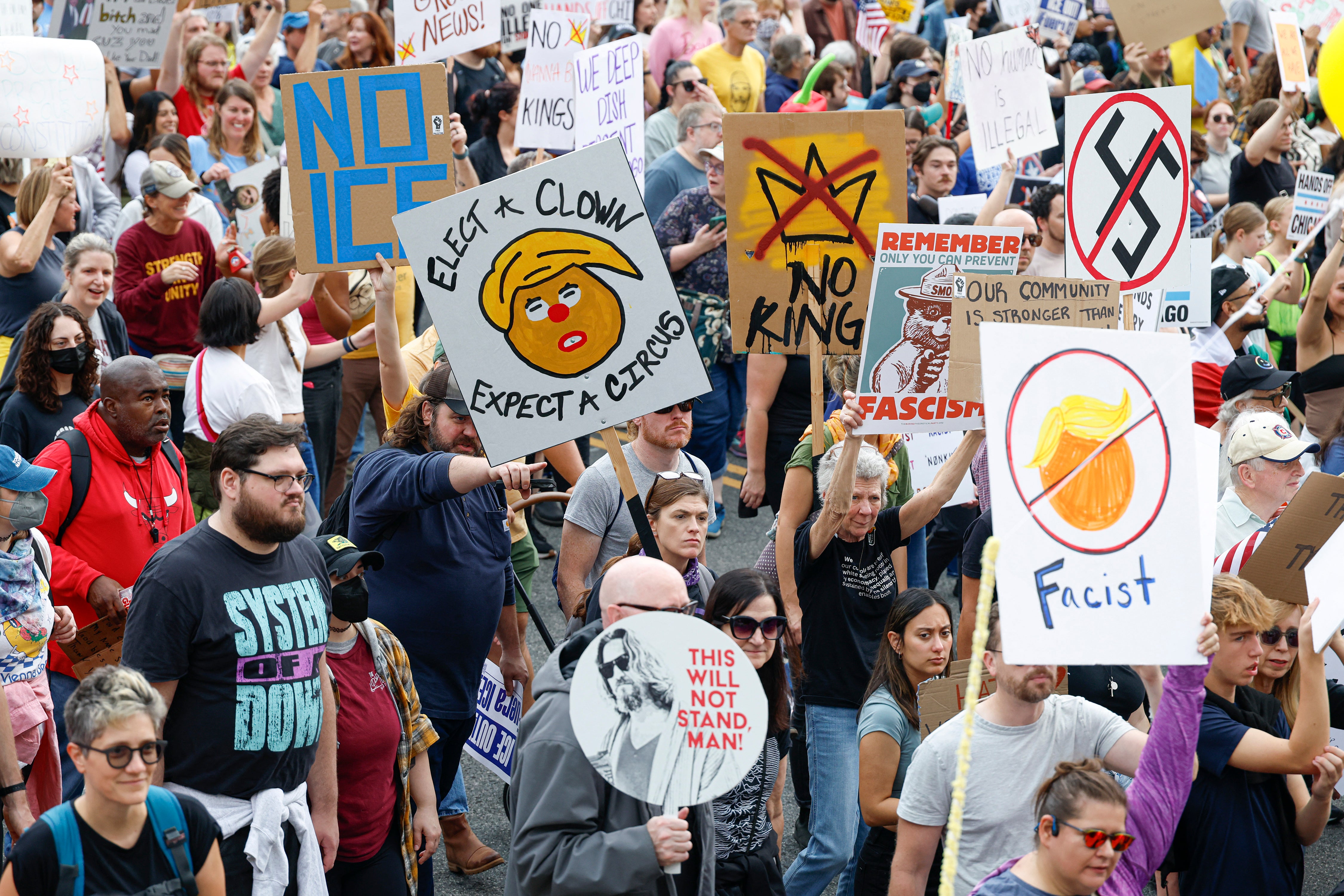 'Izaberite klauna, očekujte cirkus', stoji na natpisu jednog prosvjednika u Vjetrovitom gradu