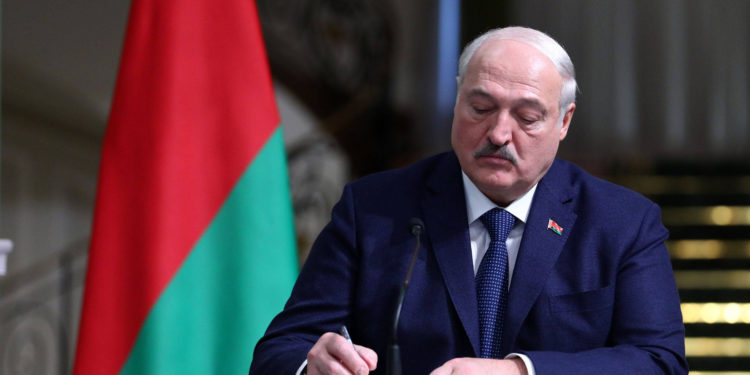 Proviruje na stolu iza Lukašenka: Maketa tajanstvene nove ruske rakete Orešnik