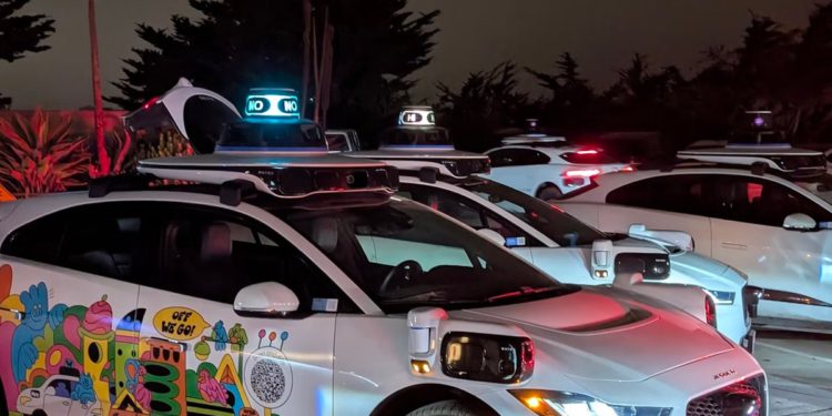 Put do nigdje: Prankster šalje 50 Waymo taksija bez vozača u Street Street u San Franciscu
