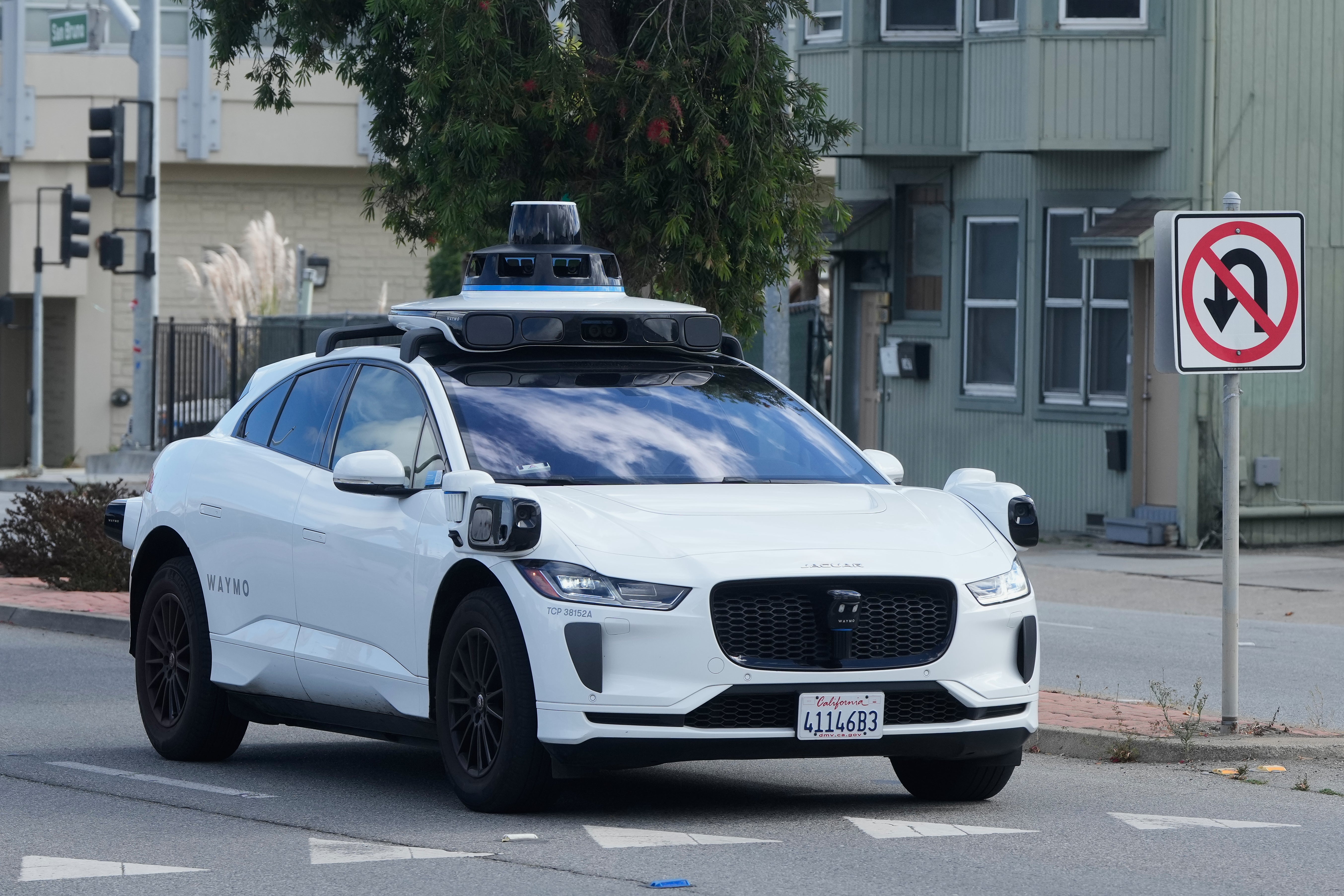 Tvrtka za samovozeće automobile Waymo sada je pod saveznom istragom nakon izvješća da se jedno od njezinih vozila nije zaustavilo zbog školskog autobusa, zamalo propustivši djecu koja su iz njega izašla
