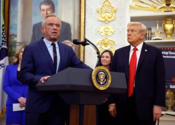 RFK Jr koristi platformu tijekom Trumpovog događaja kako bi blebetao o spermi tinejdžera