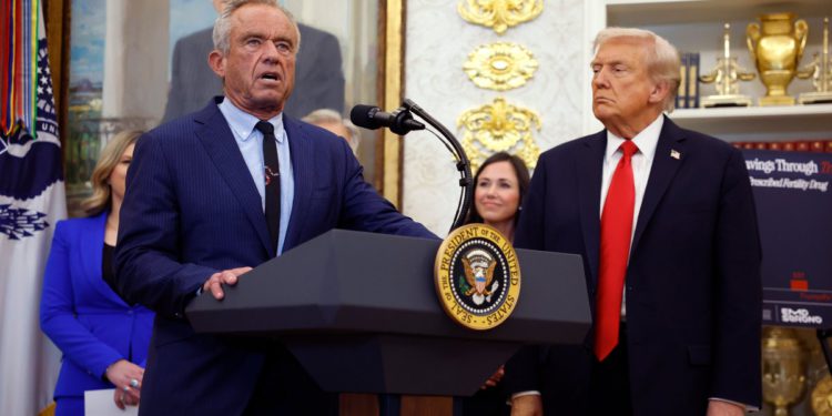 RFK Jr koristi platformu tijekom Trumpovog događaja kako bi blebetao o spermi tinejdžera