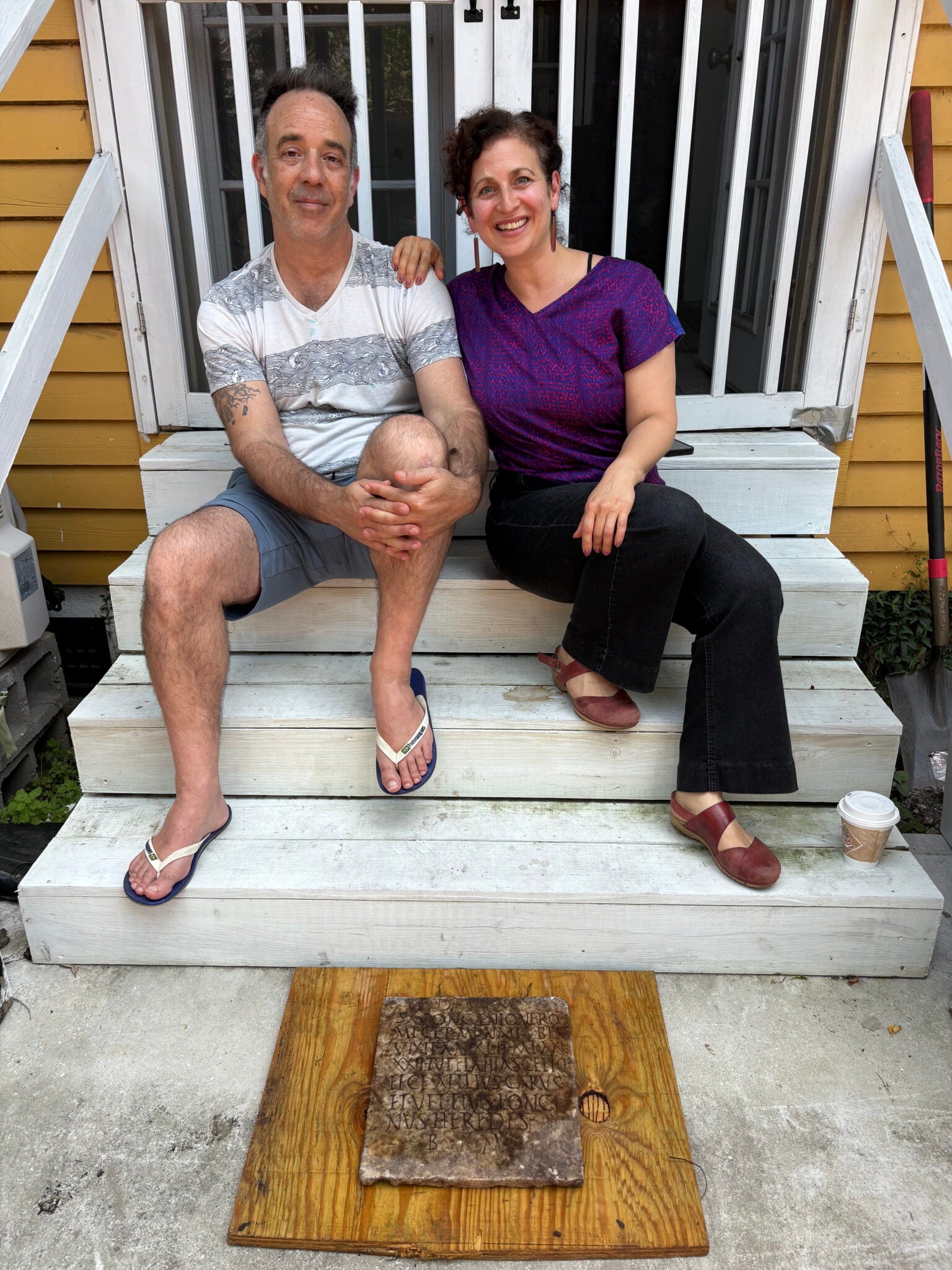 Dr. Daniella Santoro, kulturni antropologinja i profesorica Sveučilišta Tulane, posegnuli su za kolegama nakon što su ona i njezin suprug Aaron Lorenz otkrili nadgrobni spomenik u njihovom dvorištu