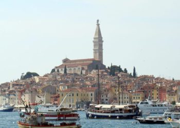 ROVINJ Pijani vlasnik poznatog wine bara nasrnuo na mažoretkinje pred djecom i roditeljima. Sud mu odredio blažu kaznu da može