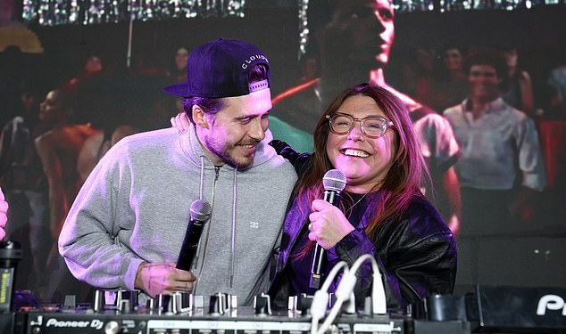 Rachel Ray pojavljuje se usred zdravstvenih problema kako bi ugostila burger natjecanje s Brooklynom Beckhamom