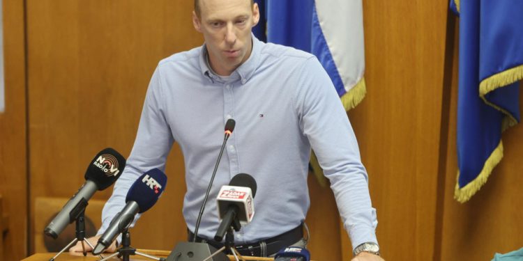 Radeta reagirao na fenol u zadarskoj vodi: “Istina je, Ćurković je mlatio po palačinkama, a Matek je pio kave!”