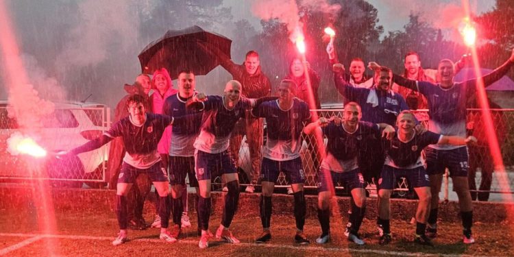 Ratu baš Grko, a kome ne bi bilo kad mu već u 1. minuti mrežu zatrese protivnički vratar udarcem sa svoga gola