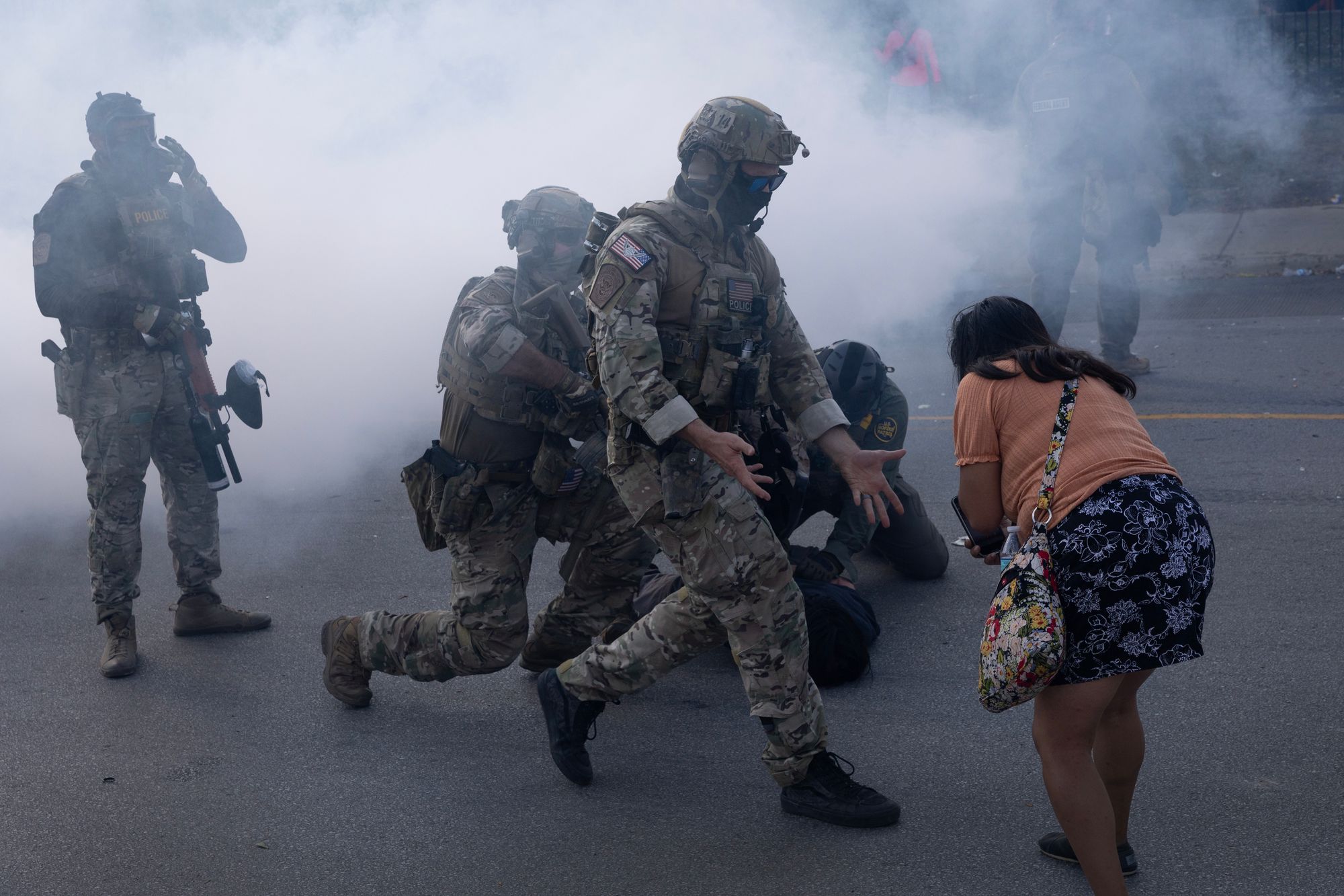 Federalni agenti za provođenje zakona suzali su članovi zajednice i aktivisti koji se protive svojim imigracijskim racijama u gradu 4. listopada 2025