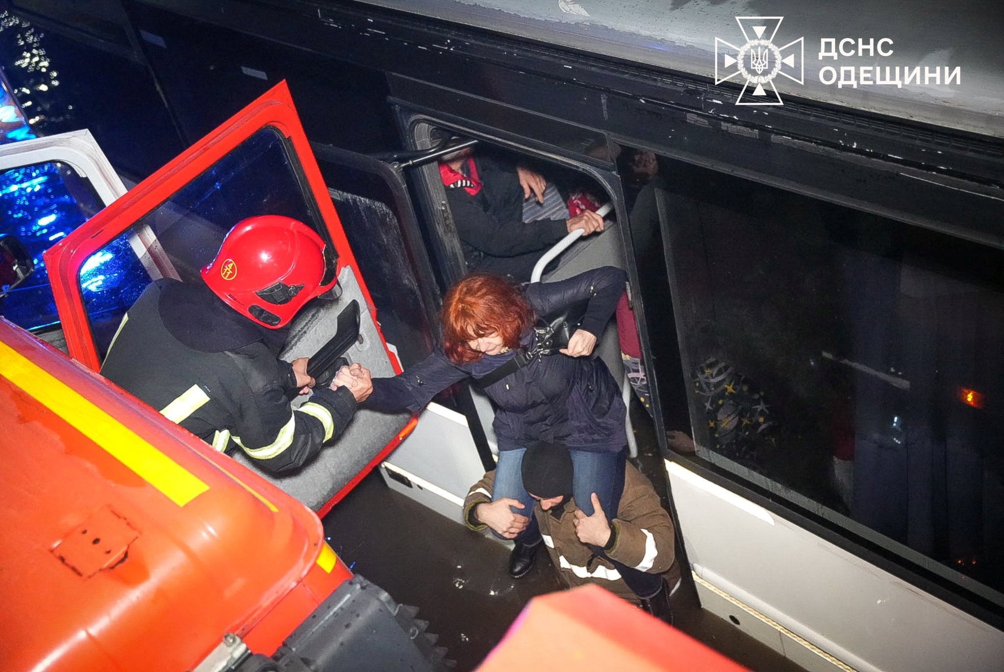 Službe za hitne slučajeve spasile su 362 osobe, jer su deseci tisuća ljudi ostali bez struje