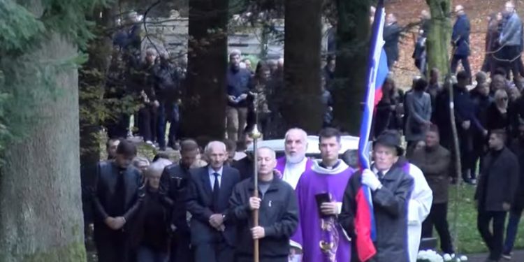 Rijeke ljudi na pokopu tragično nastradalog Aleša: ‘Sin je gledao kako mu ubijaju oca’