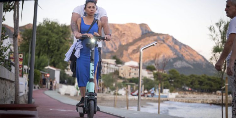 Rješenje za opasnost na dva kotača: na električne romobile registracije, vožnja kolnikom, a maloljetnike – u autoškole!