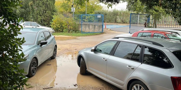 Roditelj “u gumenim čizmama”: pogledajte parking uz OŠ Šimuna Kožičića Benje, ne bi ga se posramilo niti jedno selo u Africi, bez uvrede za njih