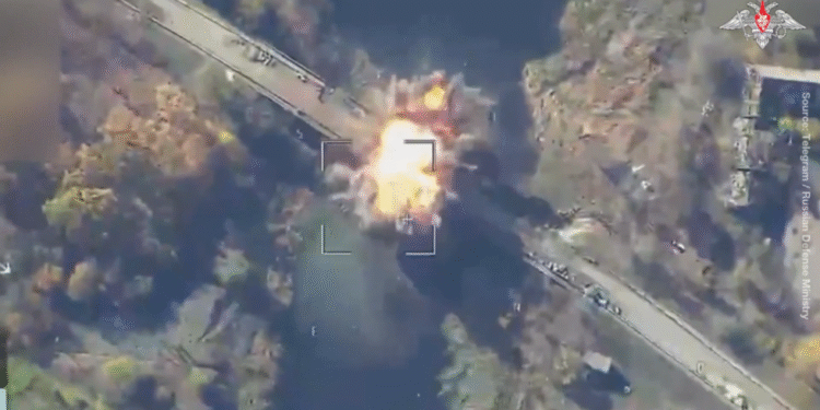 Ruske snage presjekle ukrajinsku vojnu opskrbnu liniju – MOD (VIDEO) — RT Rusija i bivši Sovjetski Savez