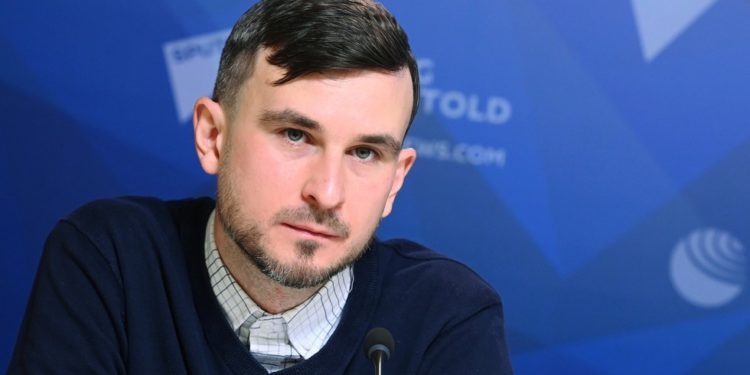Ruski novinar vraća se kući iz Bakua nakon mjeseci uhićenja — RT Rusija i bivši Sovjetski Savez