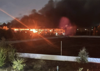 Ruski trgovački centar uništen nakon Ukrajinskog napada drona (video) – RT Rusija i bivši Sovjetski Savez