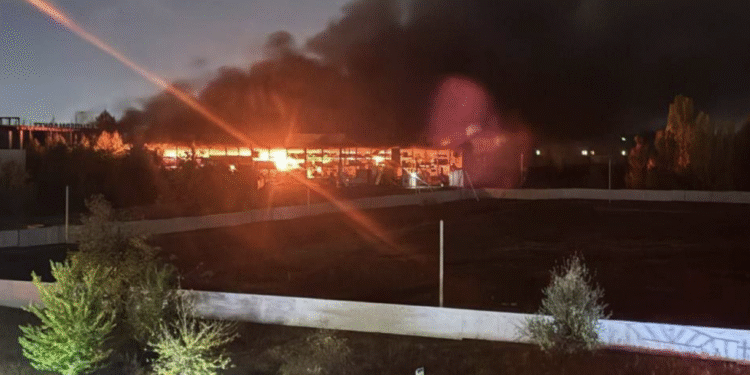 Ruski trgovački centar uništen nakon Ukrajinskog napada drona (video) – RT Rusija i bivši Sovjetski Savez