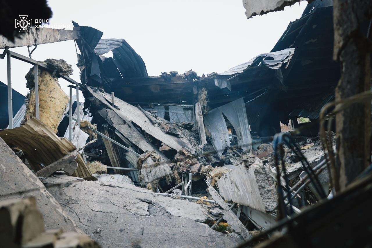 Ruski napad bespilotnih letjelica uzrokovao je požar na farmi na sjeveroistoku Ukrajine preko noći, priopćile su hitne službe u petak