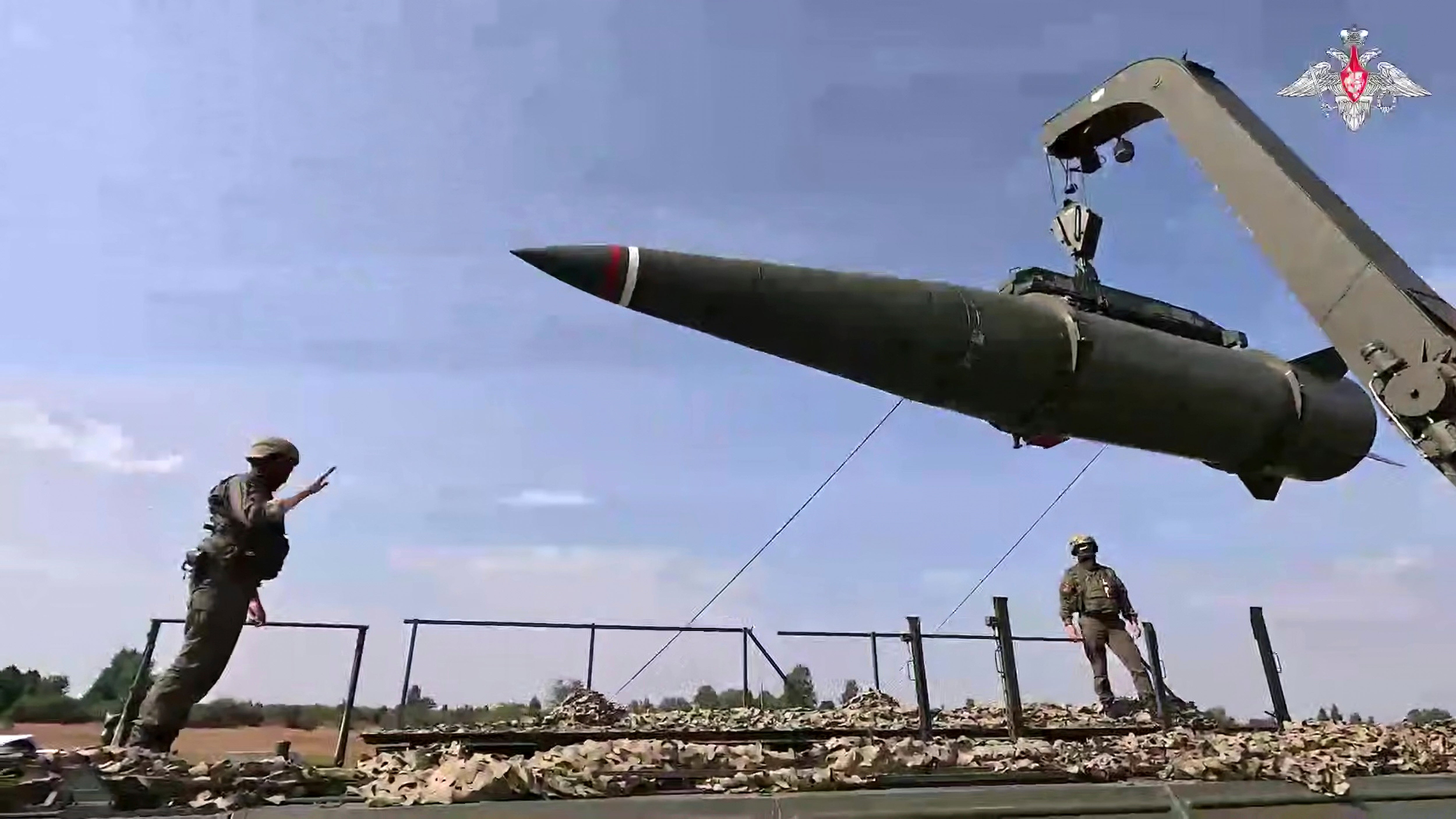 Ruske trupe učitavaju Iskander raketu na mobilni bacač tijekom vojnih vježbi na neotkrivenom mjestu u regiji Kalininggrad u Rusiji