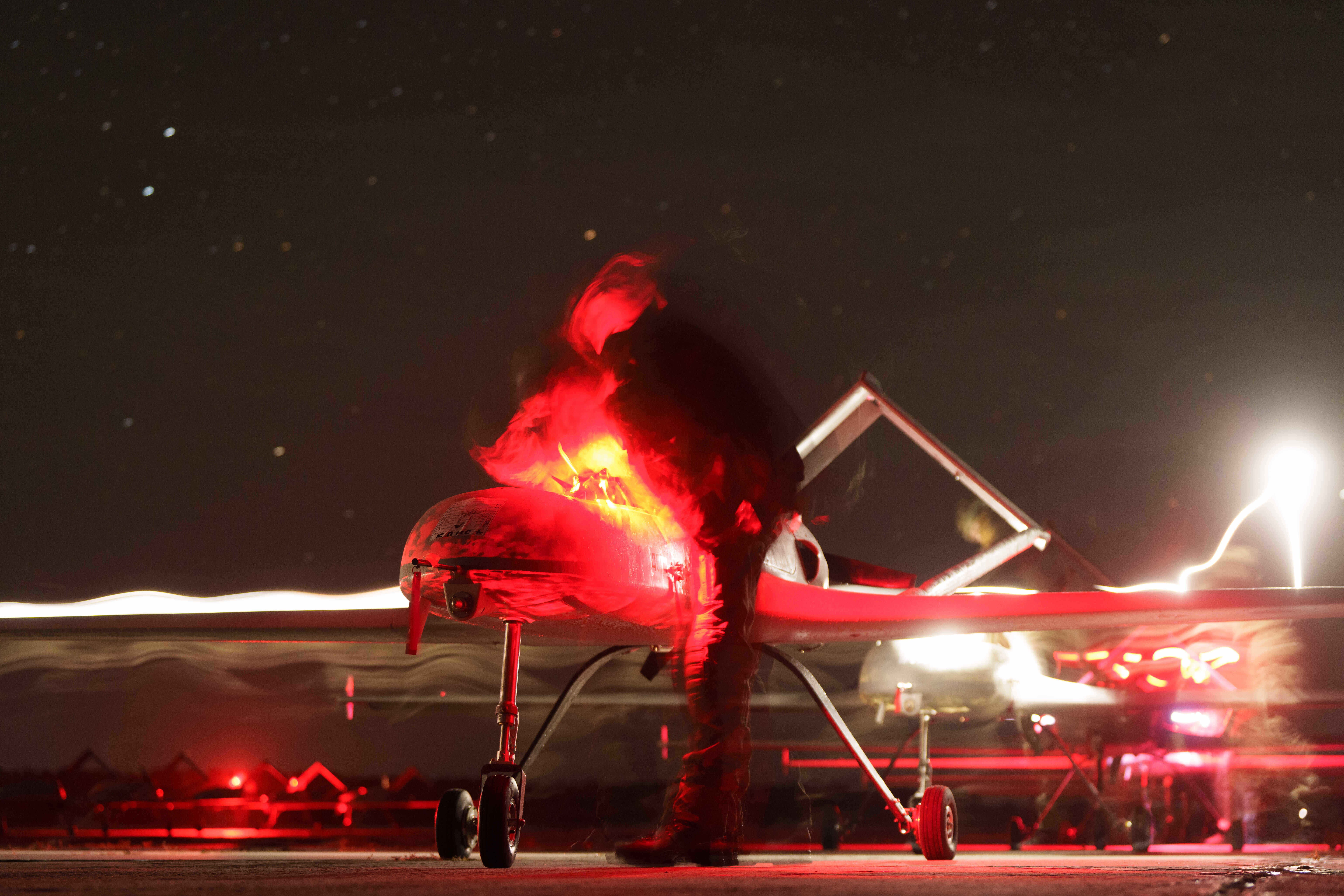 Ukrajinski vojnici 14. zasebne pukovnije bespilotnih zrakoplovnih sustava pripremaju bespilotne letjelice dugog dometa An-196 Liutyi prije polijetanja na nepoznatoj lokaciji