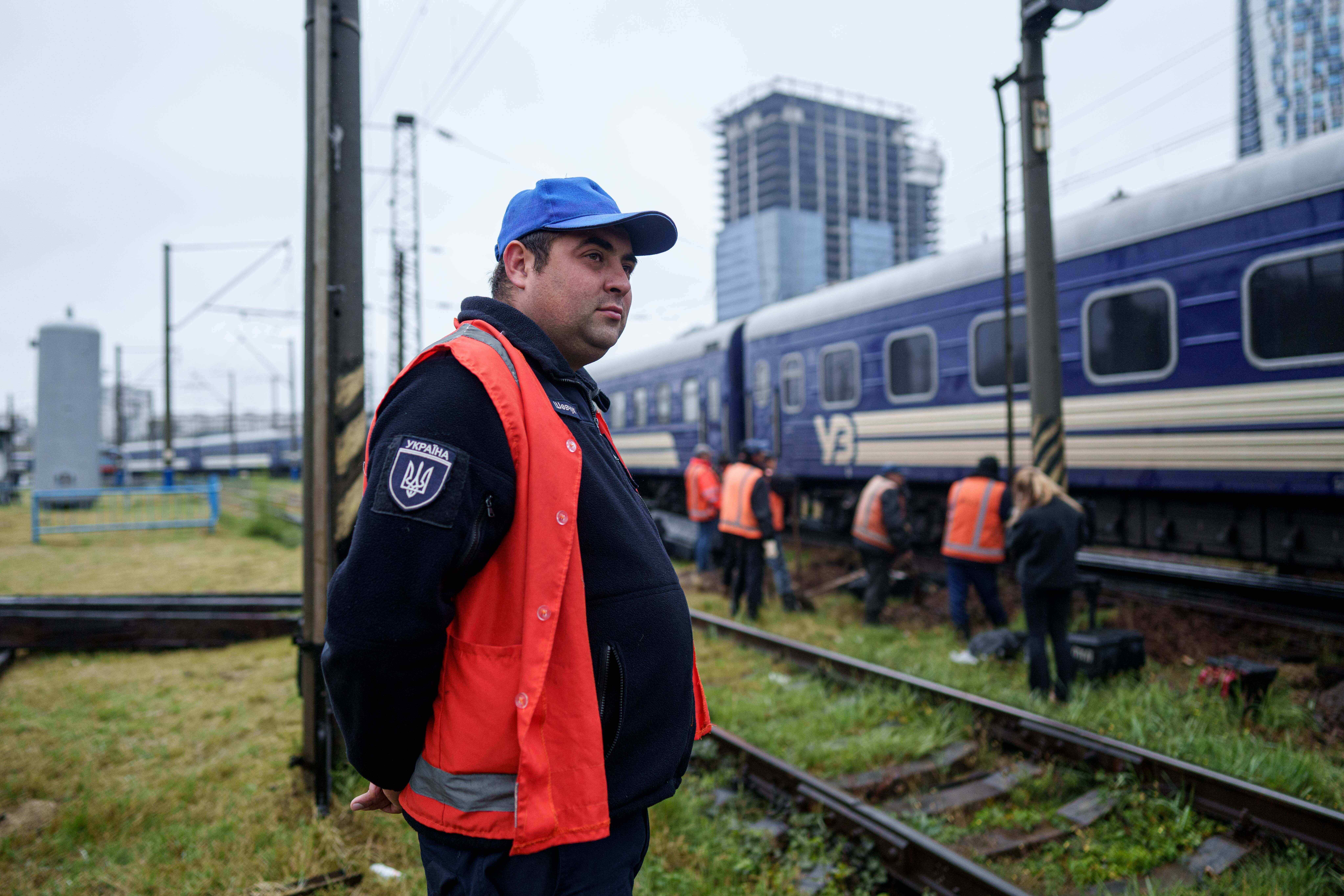 Shevcuk Maksym, 30, vođa tima za popravak željeznica, gleda željezničke staze za popravak staza u Kiyivu, Ukrajina, u četvrtak, 2. listopada 2025. (AP Photo/Evgeniy Maloletka)