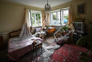 Razbijeno staklo na podu unutar sobe kuće oštećene za vrijeme ruskog bespilotnog letjelice i raketnog udara u selu Lapaivka na periferiji Lviva