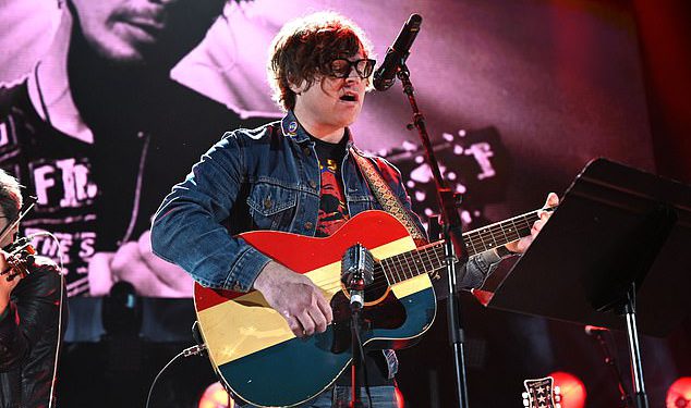 Ryan Adams ispričava se obožavateljima nakon katastrofalnog showa u Melbourneu dok je žestoko napadao bivšu suprugu Mandy Moore: ‘Jako sam posramljen’