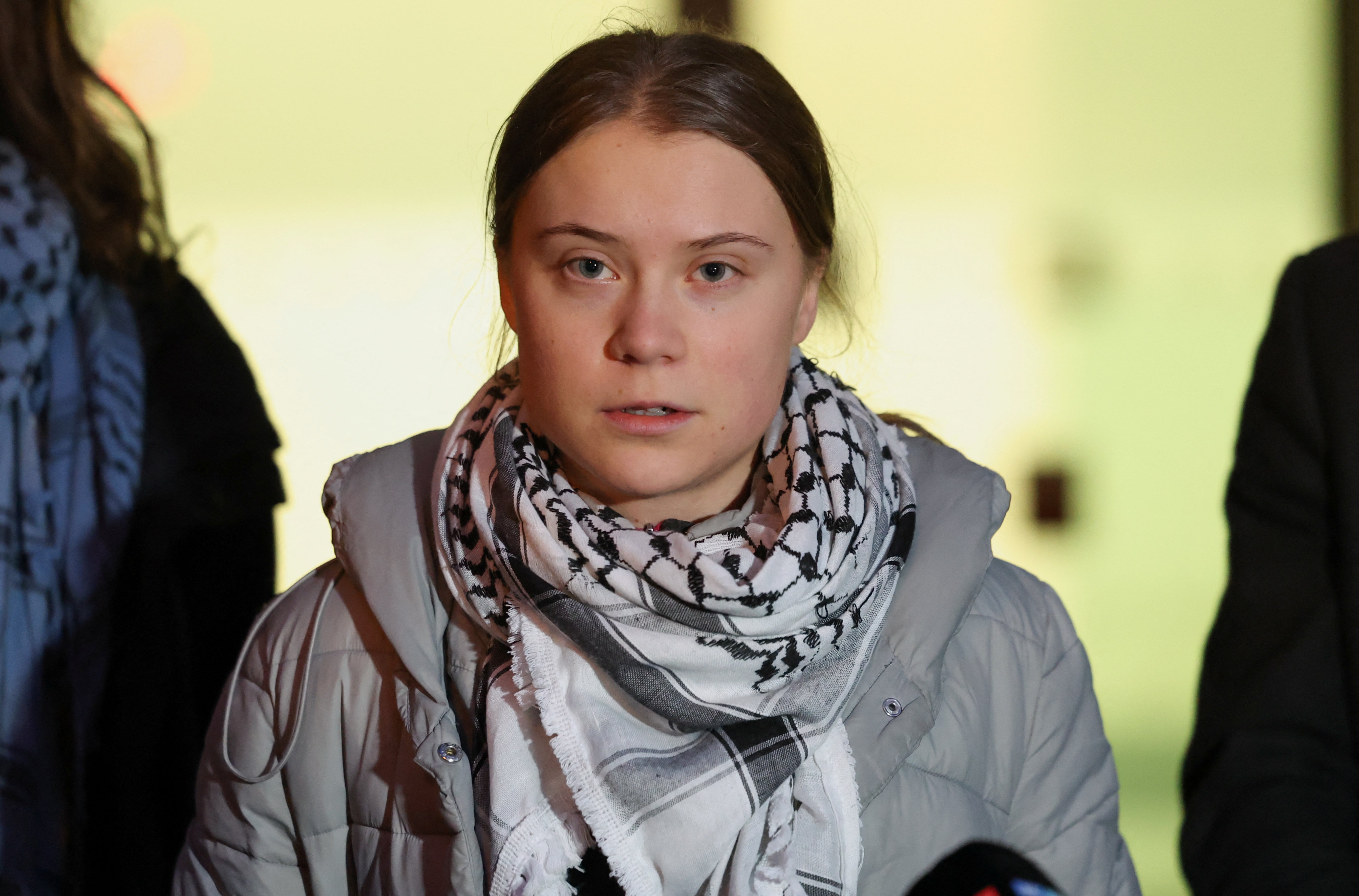 Greta Thunberg tvrdi da je šutnuta u izraelskom pritvoru, iako državni dužnosnici poriču te tvrdnje