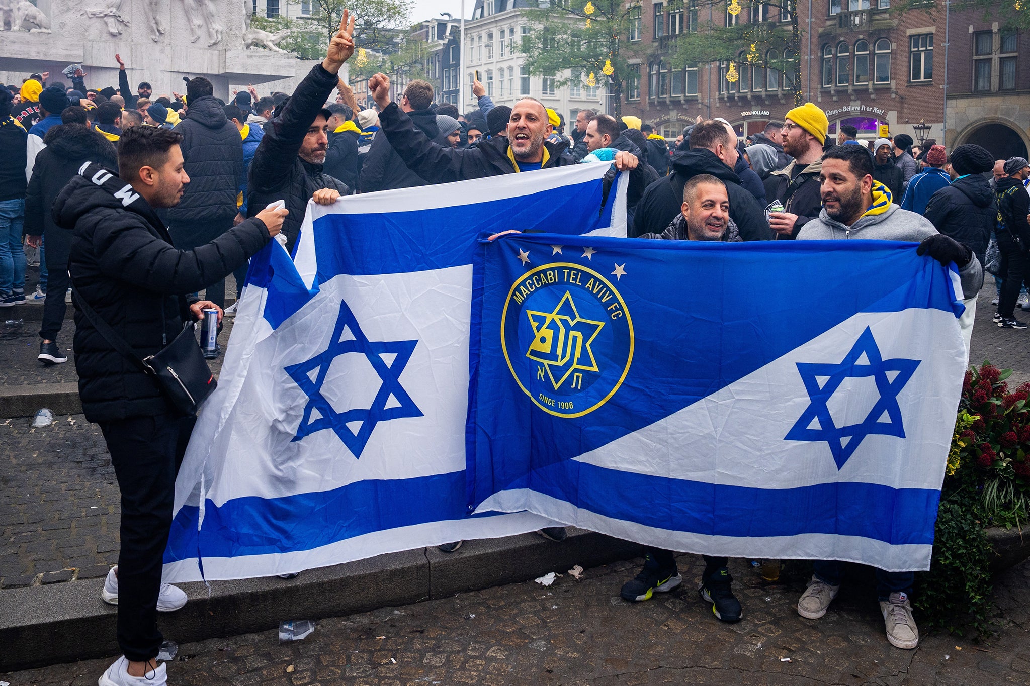 Navijači Maccabi Tel Aviva drže zastave na trgu Dam uoči utakmice u Amsterdamu