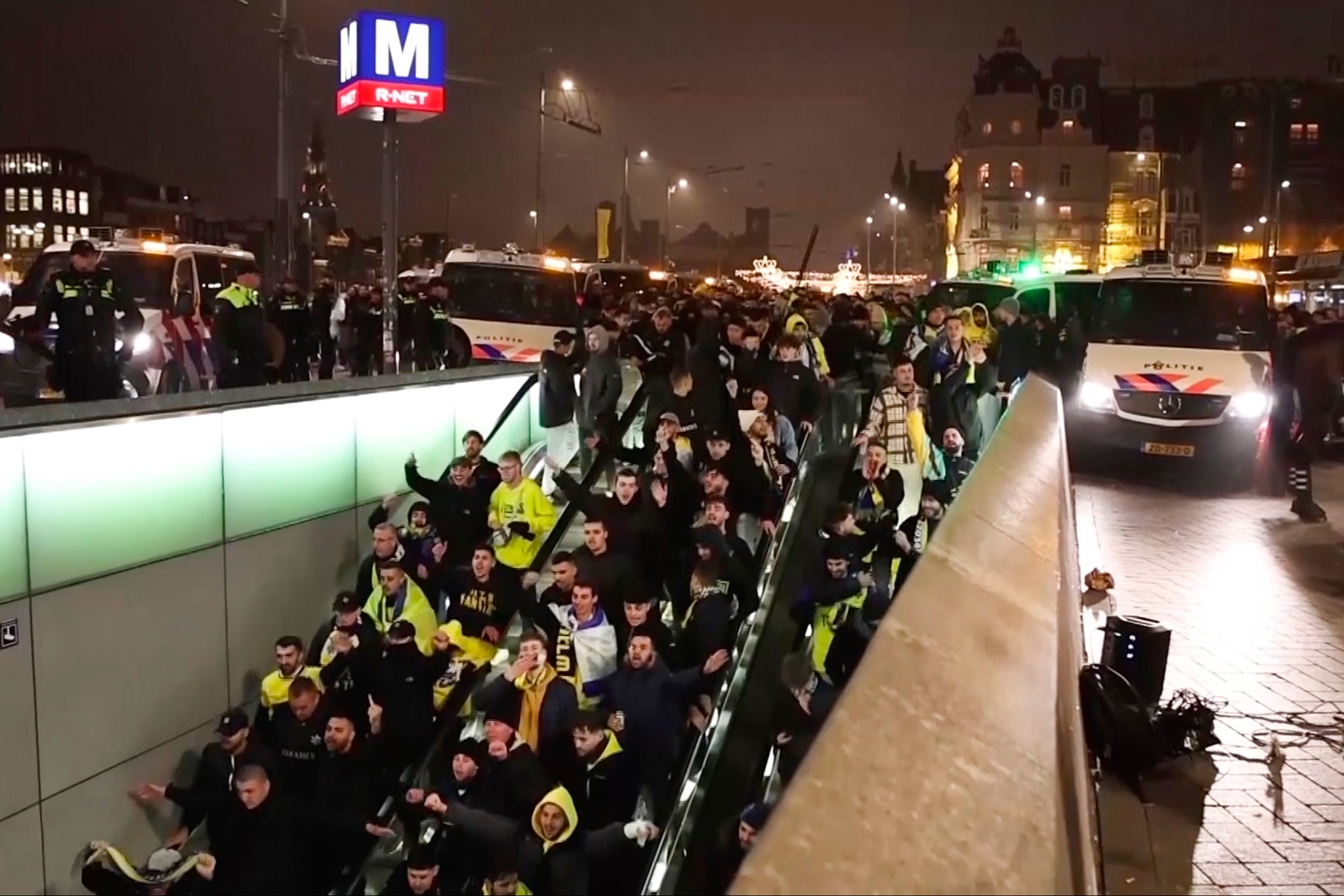 Policija ispraća navijače Maccabi Tel Aviva do vlaka nakon propalestinskog marša pokraj stadiona