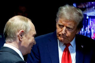 Američki predsjednik Donald Trump i ruski predsjednik Vladimir Putin rukuju se nakon što je održao zajedničku konferenciju za novinare nakon sastanka SAD-a u Ukrajini