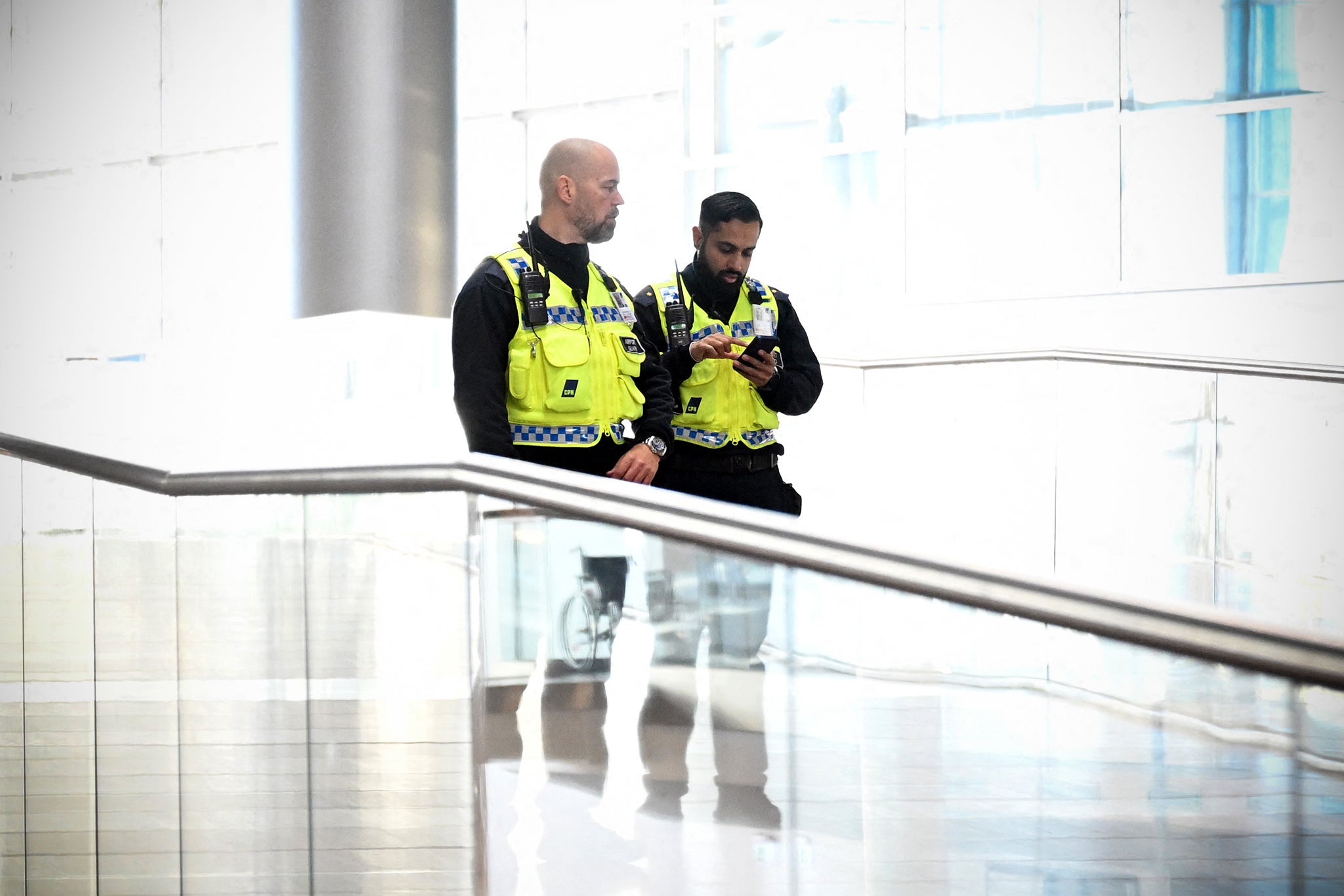 Službenici sigurnosti na aerodromu Kopenhagen, gdje je upada neidentificiranih dronova uzrokovao preusmjeravanje ili otkazivanje desetaka letova prošli tjedan