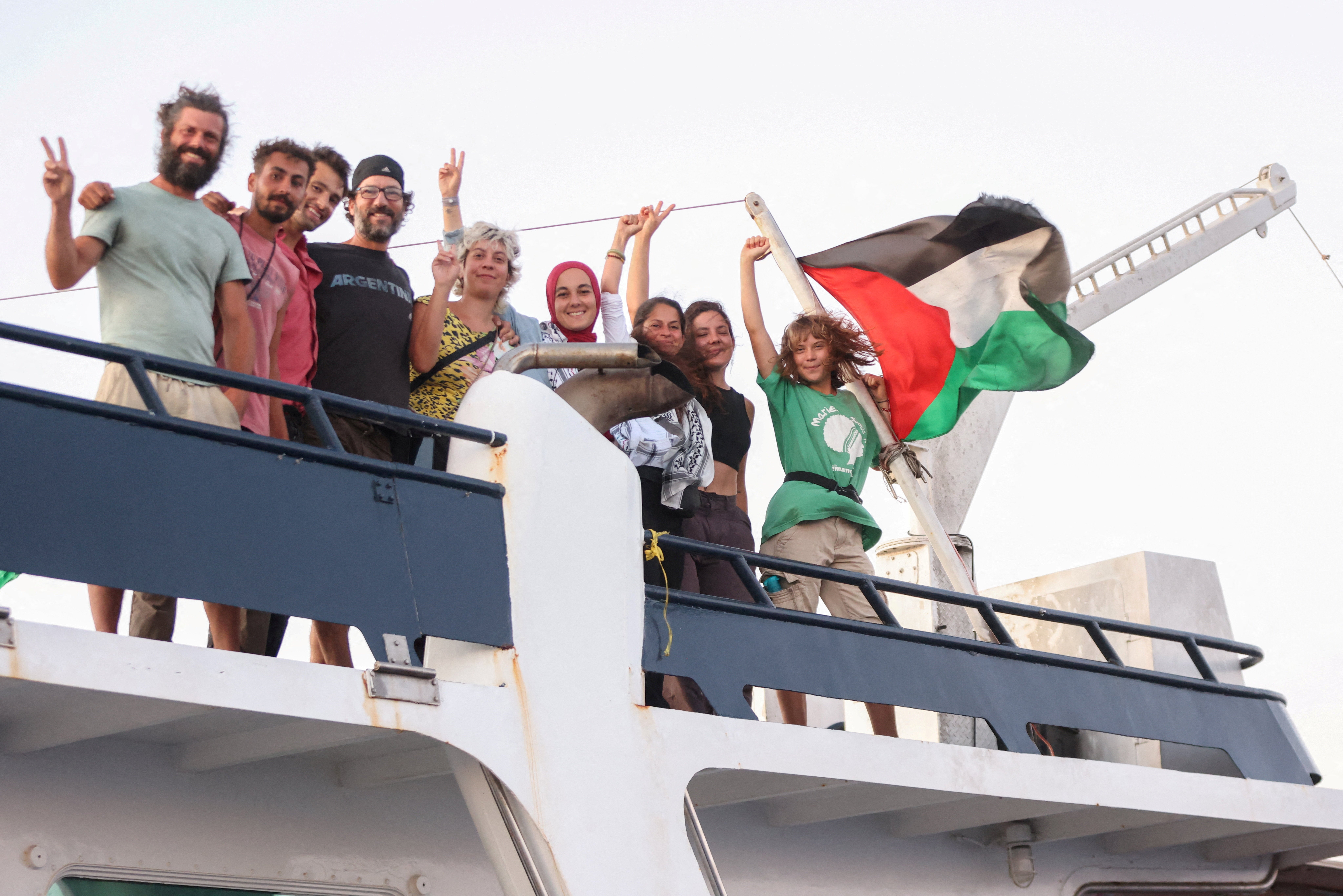 Greta Thunberg i ostali članovi posade na njihovom brodu za pomoć u blizini Krete prošlog mjeseca