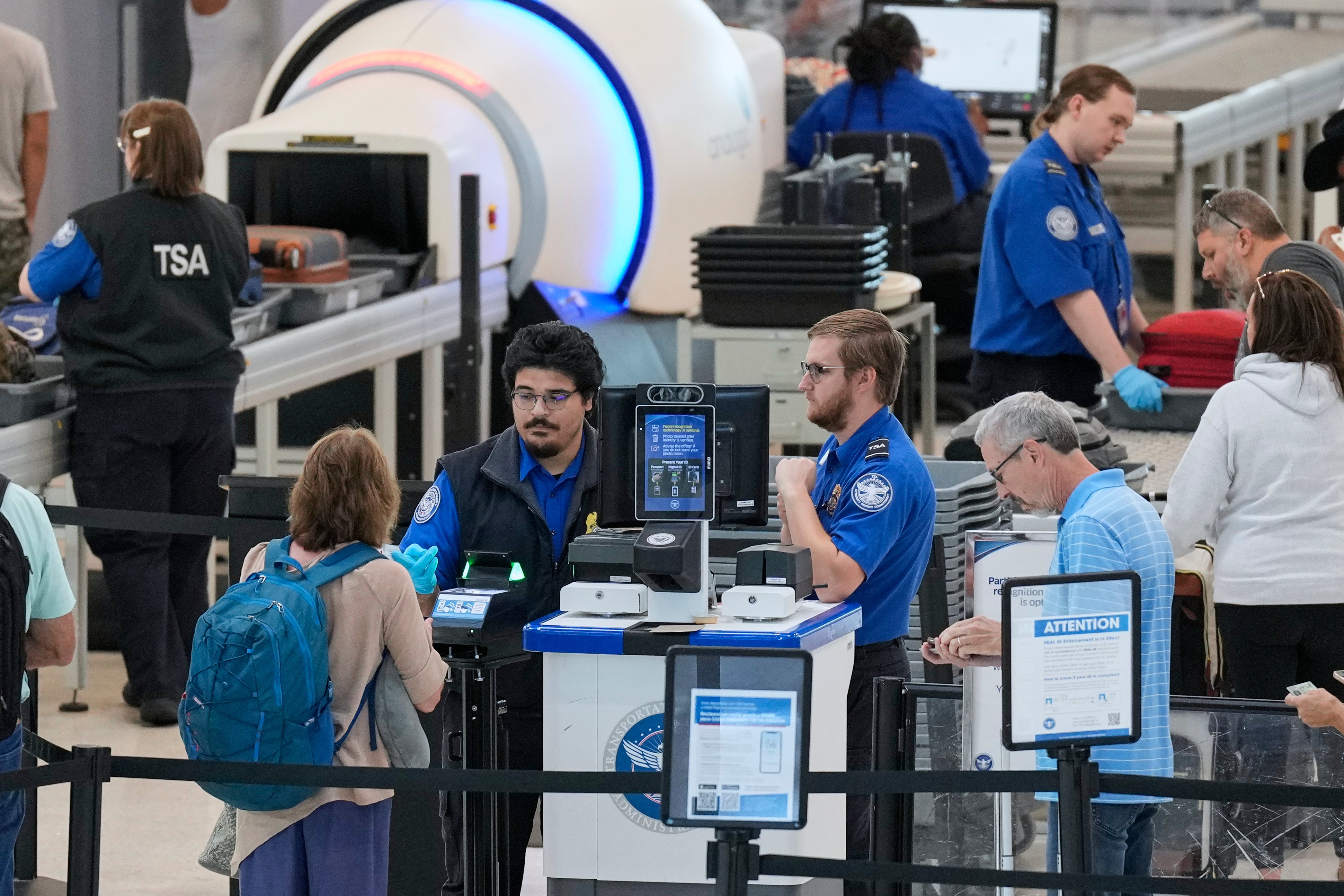 Zabilježeno je više od 3.000 kašnjenja u letu, a zračne luke Nashville i Chicago teško su pogodile