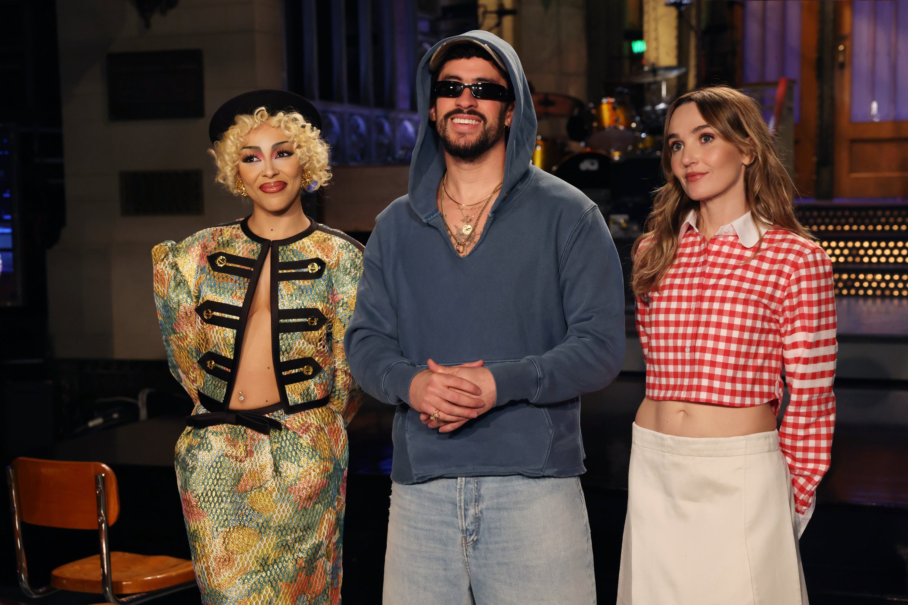 SNL Domaćin Bad Bunny, Centar, s glazbenim gostom Doja Cat, lijevo i glumački članica Chloe Fineman