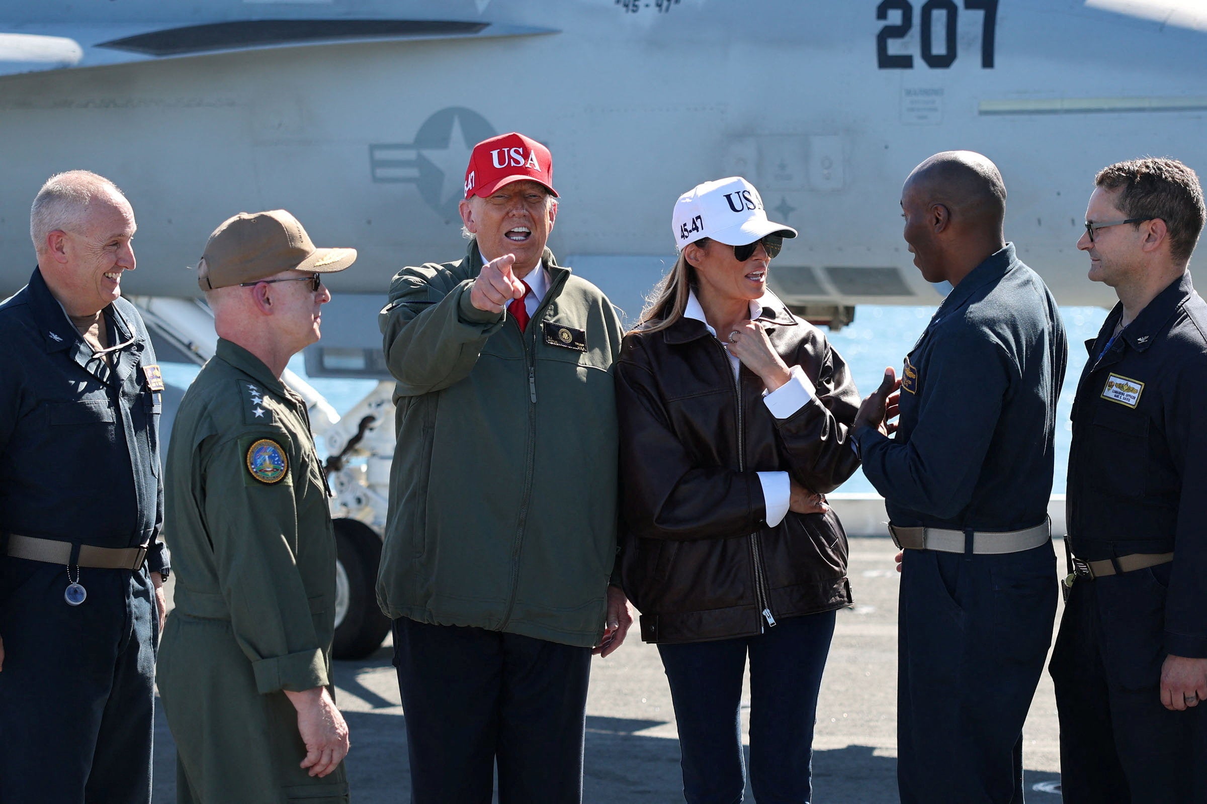 Trump gestikulira na brodu zrakoplova USS George HW Bush pored prve dame Melania Trump, kraj obale Norfolka, Virginia