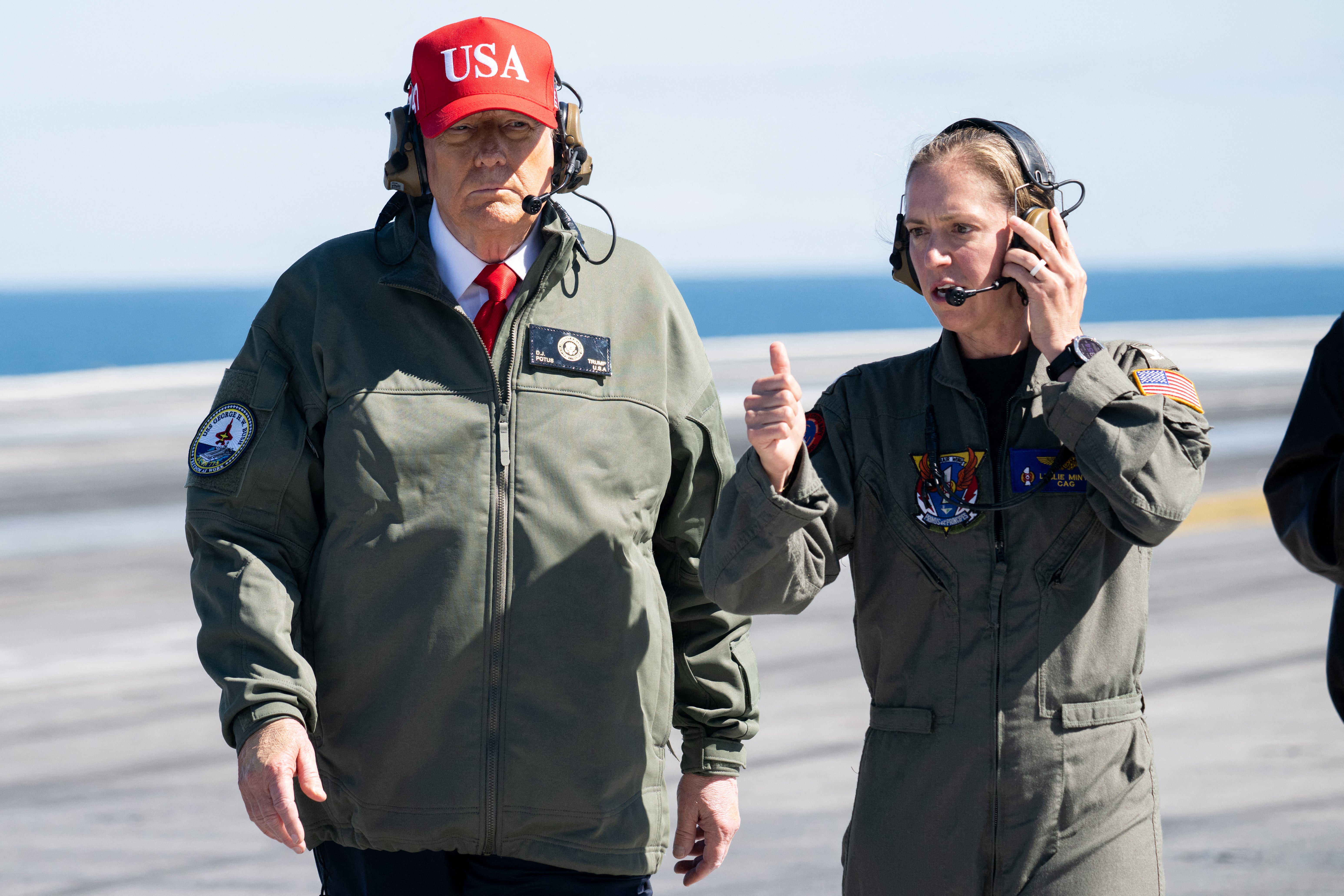 Predsjednik Donald Trump posjećuje nosač zrakoplova USS George HW Bush koji je na moru u blizini Norfolka u Virginiji, 5. listopada 2025. godine, dok putuje da vidi mornaričku demonstraciju u sklopu proslave 250. godišnjice američke mornarice