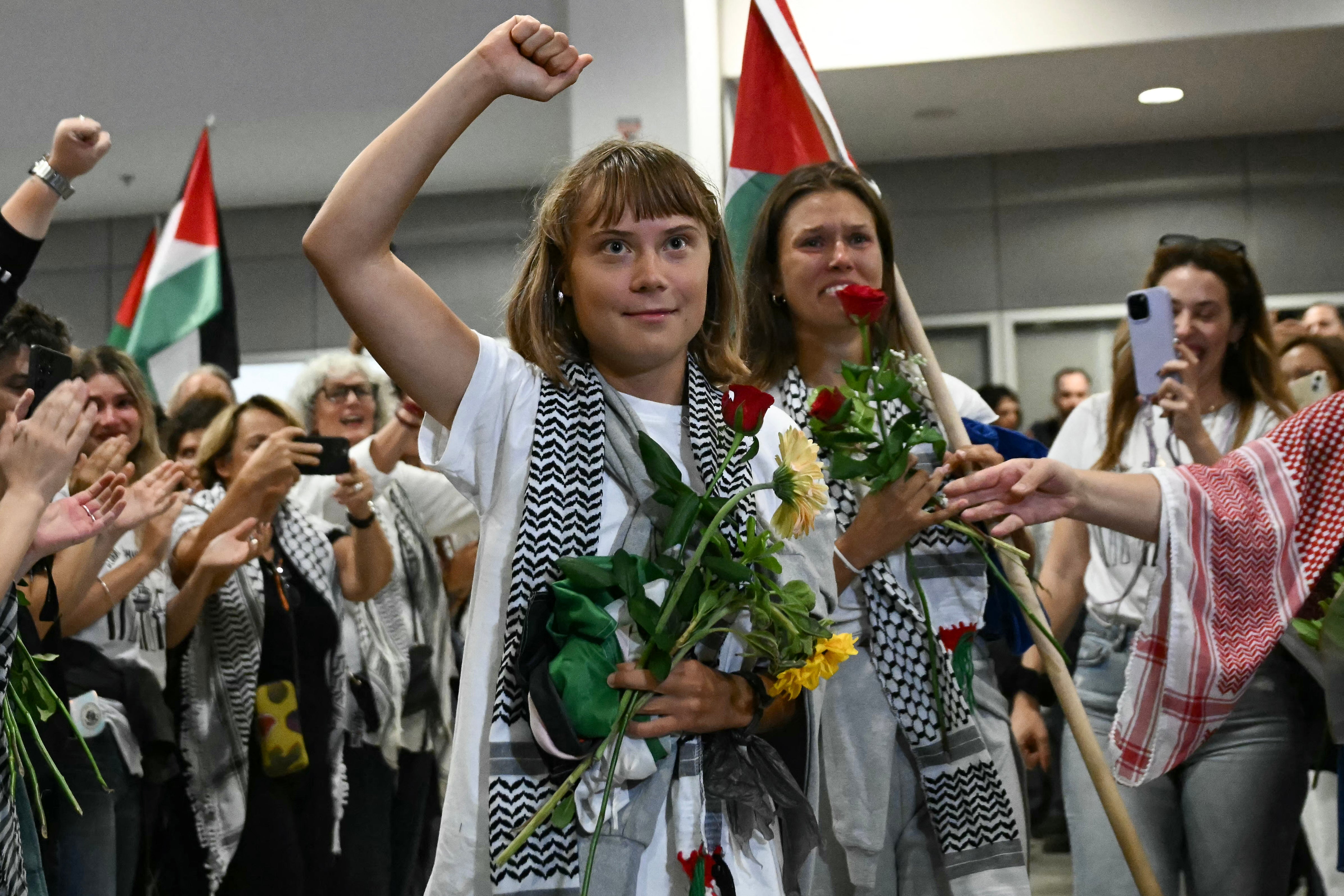 Thunberg podiže šaku po dolasku u Atenu uz aktiviste koji su plovili na flotili pomoći za Gazu